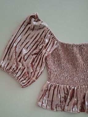 En Saison Powder Pink Crushed Velvet Milkmaid Peplum Smocked Top (Size S)